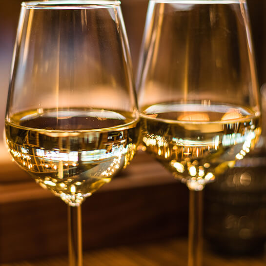 Zwei Gläser mit Weisswein